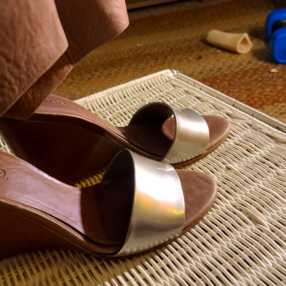 VINCE ITALIAN LEATHER WEDGE ANKLE STRAP SHOE SANDAL